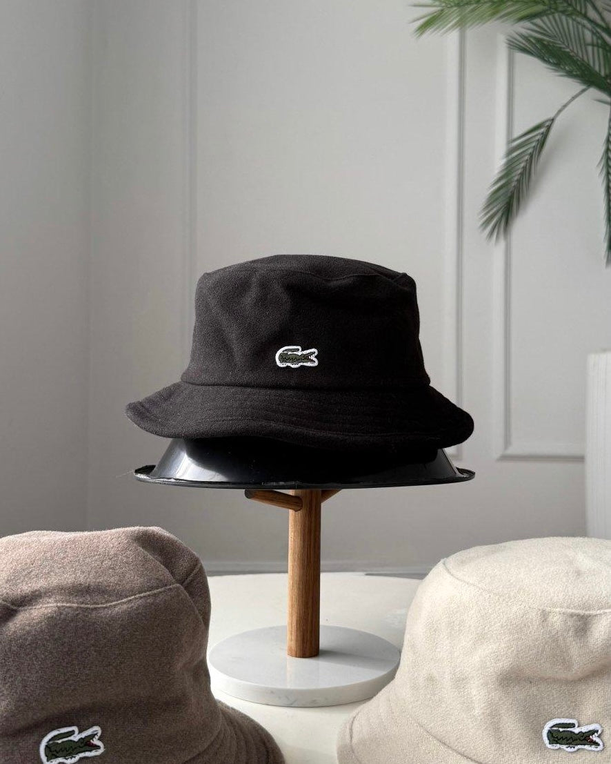 طاقيه شتوية Lacoste باللون البيج