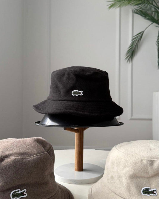 طاقيه شتوية Lacoste باللون الكاكي