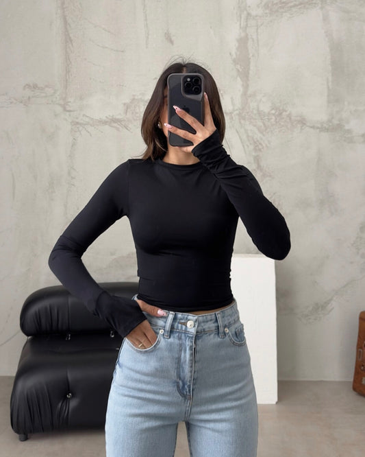 טופ שחור עם שרוול ארוך