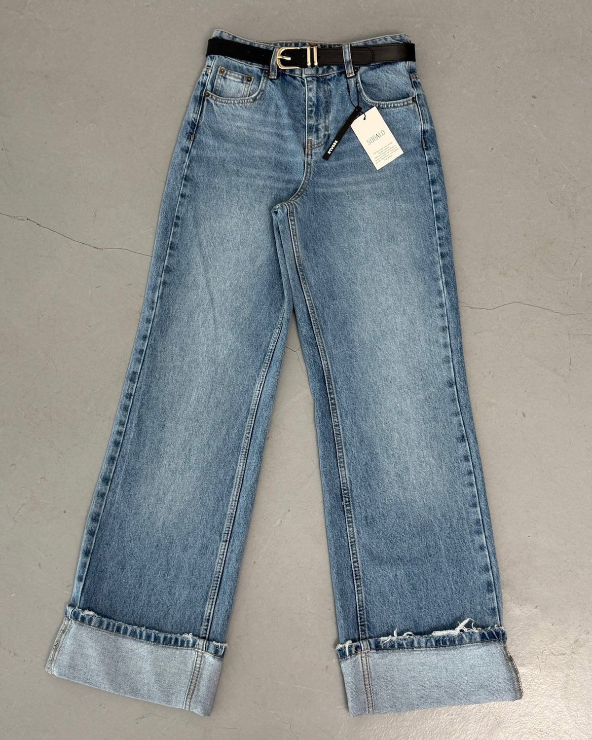 Medium Wash High-Waisted Cuffed Denim Jeans | جينز بخصر عالي مع طيّة من الأسفل