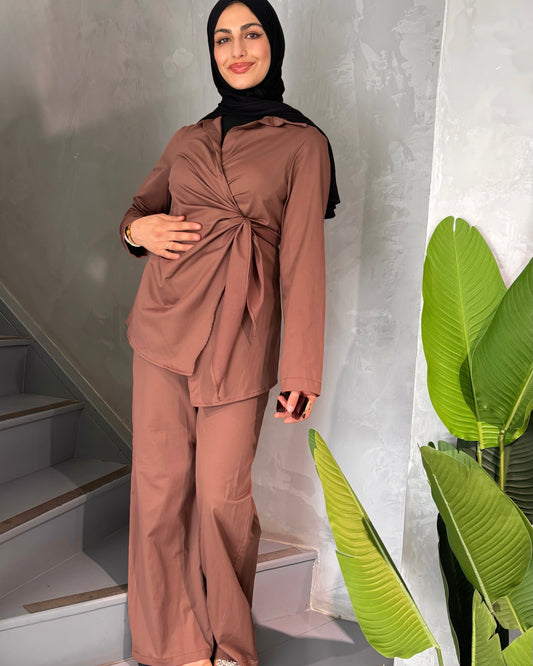 ‏Brown Wrap Blouse and Wide-Leg Pants Set | طقم بلوزة لفّ باللون البني مع بنطال واسع
