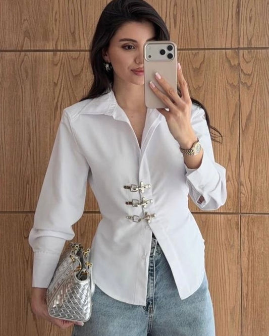 Elegant white Buckle Detail Fitted Shirt | قميص أبيض أنيق بقصة محددة وتفاصيل أبازيم معدنية