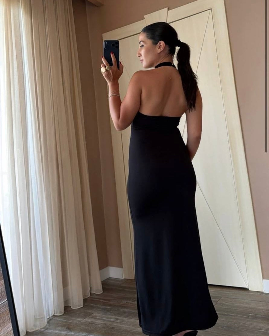Elegant Halter Neck Bodycon Maxi Dress with Cut-Out & Gold Ring Detail – Black | فستان ماكسي نسائي بقصة ضيقة، ياقة هالتر، فتحة أمامية وتفصيلة حلقة ذهبية – أسود