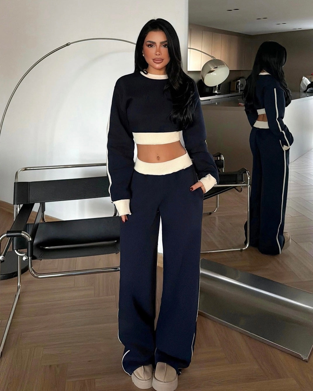 Navy & Cream Two-Piece Cropped Sweatshirt and Wide-Leg Tracksuit Set | طقم كحلي وكريمي بنطلون واسع بخصر مطاطي وخطوط جانبية