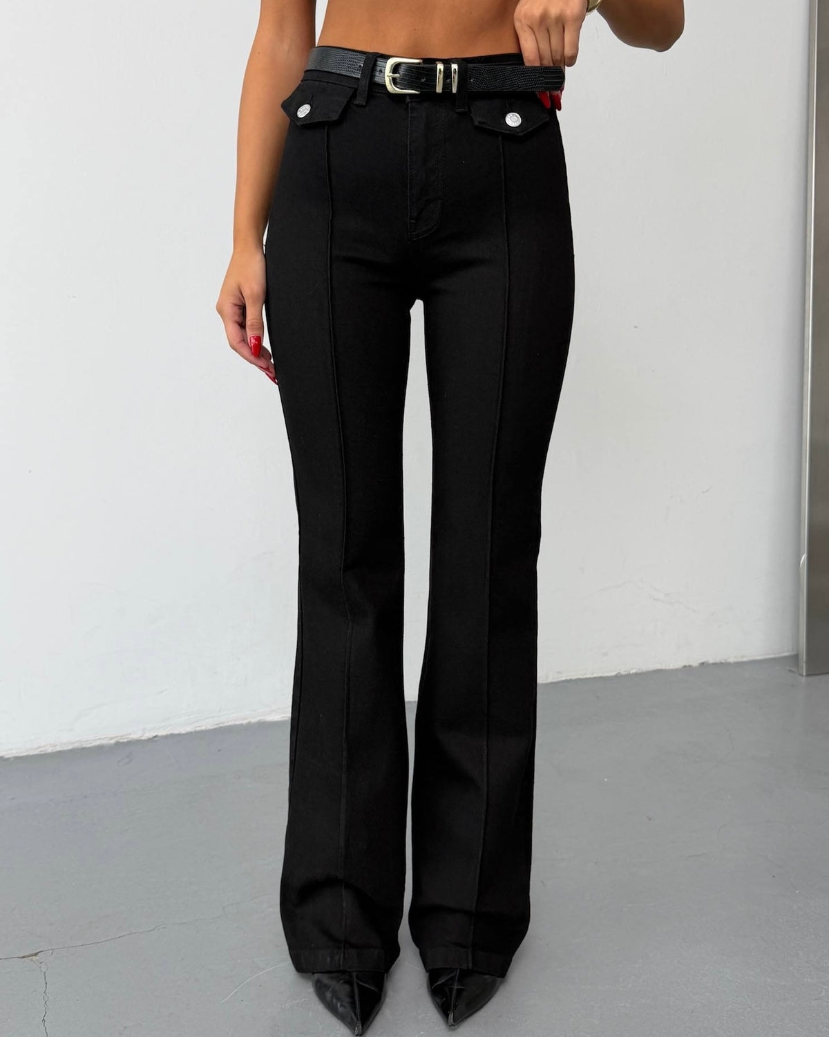 Black High-Waisted Jeans with Button Flap Pockets | بنطلون أسود بخصر عالي وجيوب أمامية بأزرار