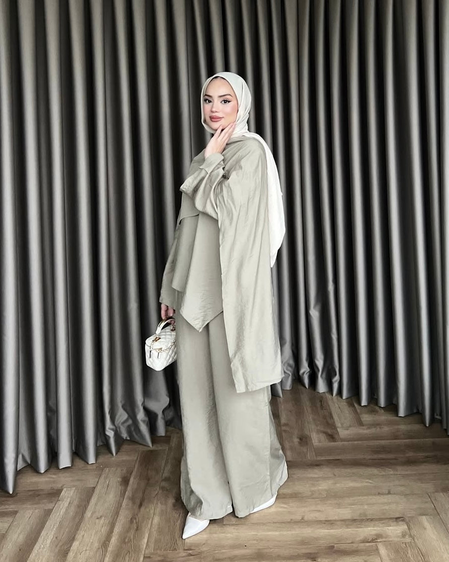 Soft Taupe Asymmetrical Layered Cape Top & Wide-Leg Pant Set | طقم مكوّن من بلوزة كيب بطبقات وقصّة غير متماثلة