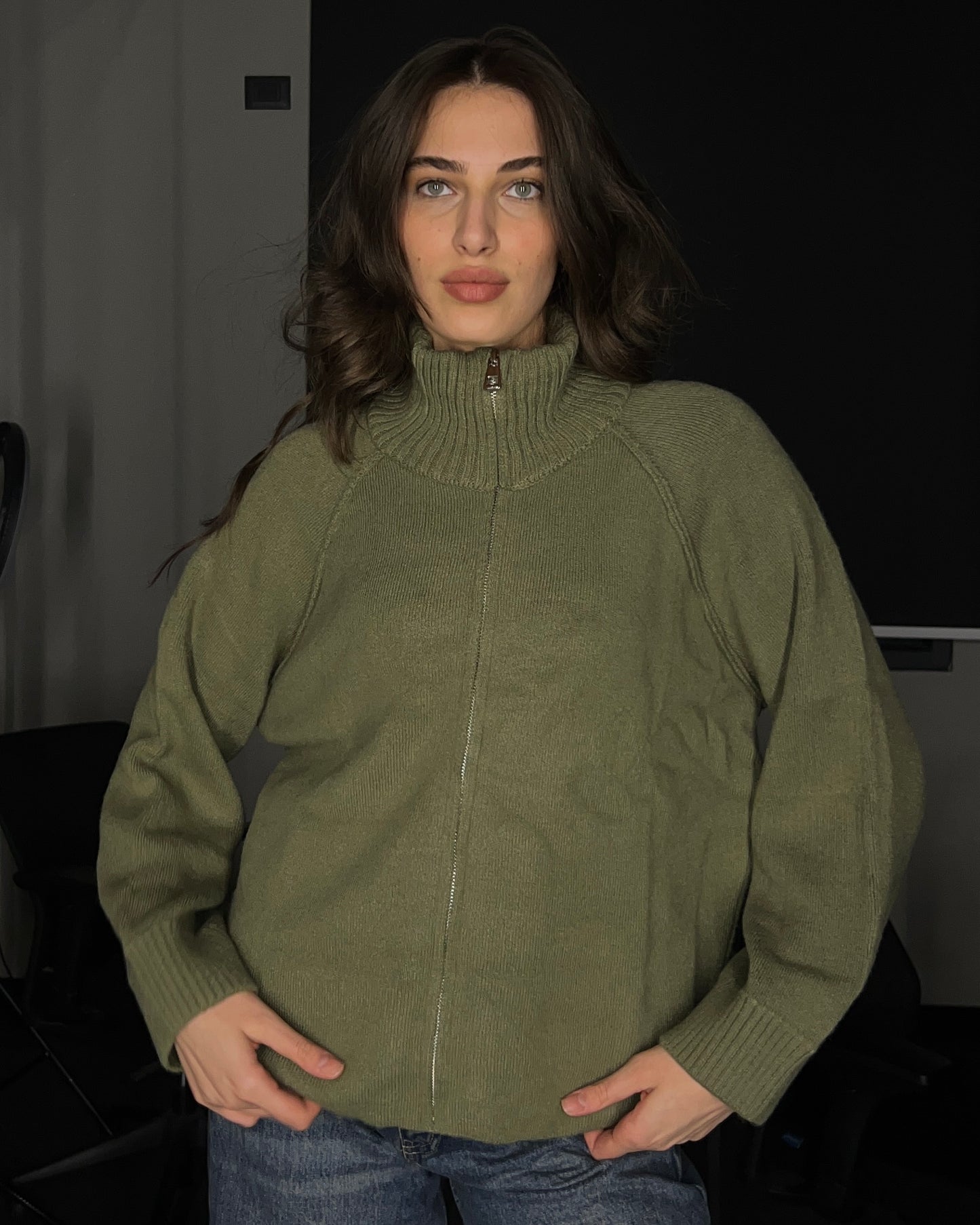 Sage Green Wool-Blend Zip-Up Cardigan with High Ribbed Collar | كارديغان صوف بسحاب باللون الاخضر مع ياقة عالية مضلعة