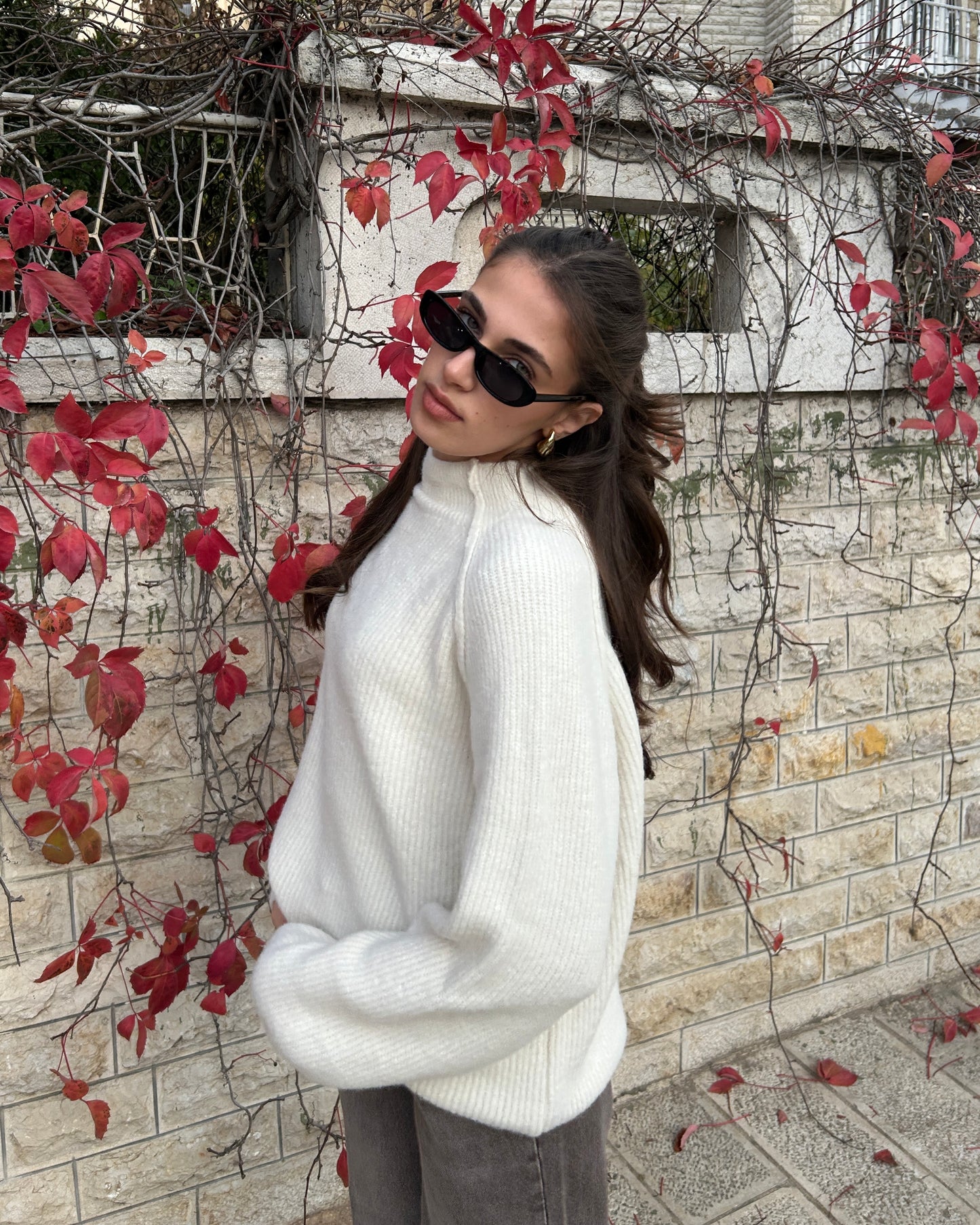 Creamy White Textured Knit Oversized Sweater | بلوزة كريمية محبوكة بنسيج مُحكم وقَصّة واسعة