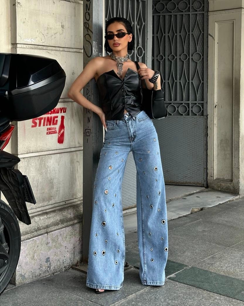 Studded Eyelet Wide-Leg Jeans | جينز واسع مع رينغات معدنية