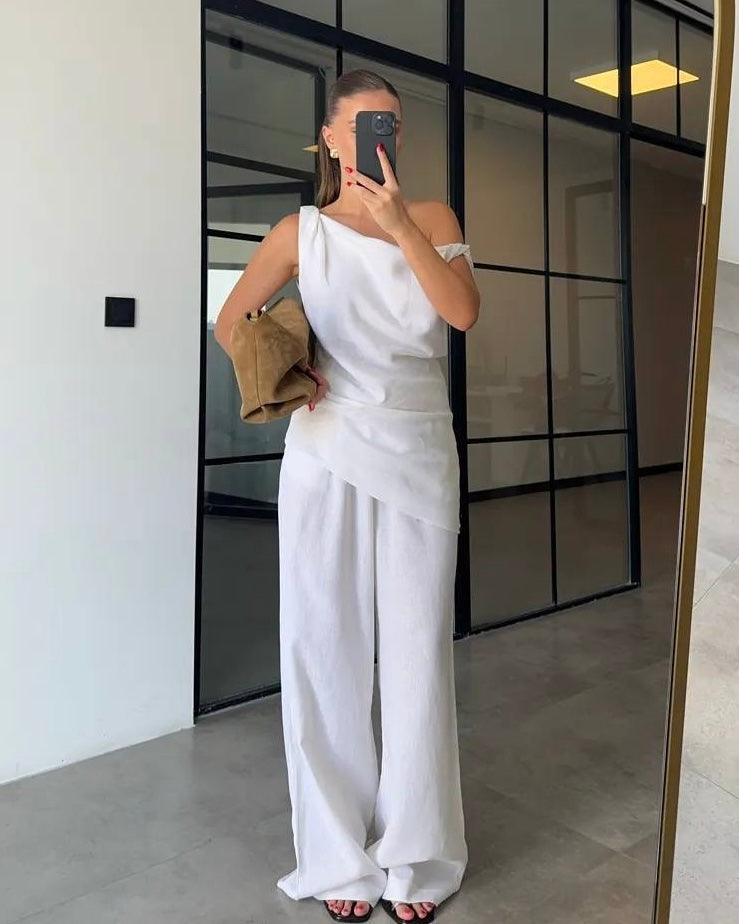 ‏White One Shoulder Draped Top and Wide Leg Pants Set | طقم أبيض بكتف واحد مع توب ملفوف وبنطلون واسع
