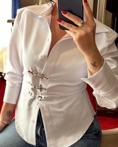 Elegant white Buckle Detail Fitted Shirt | قميص أبيض أنيق بقصة محددة وتفاصيل أبازيم معدنية