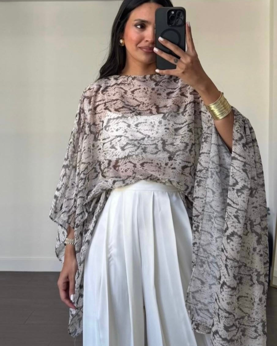 Women’s Elegant Snake Print Chiffon Kaftan Blouse – Beige Batwing Sleeve Flowing Top | بلوزة كفتان نسائية أنيقة بنقشة جلد الثعبان – بيج بأكمام واسعة وانسيابية من الشيفون