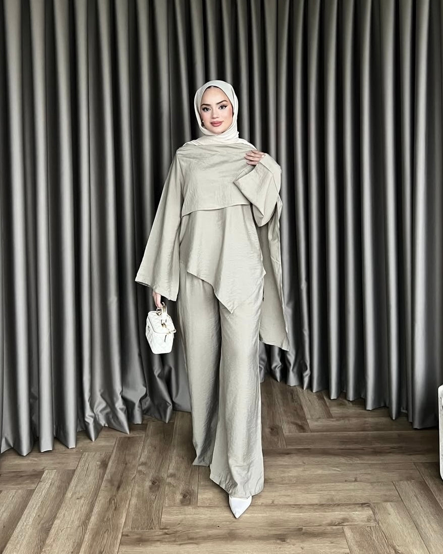 Navy Asymmetrical Layered Cape Top & Wide-Leg Pant Set | طقم مكوّن من بلوزة كيب بطبقات وقصّة غير متماثلة
