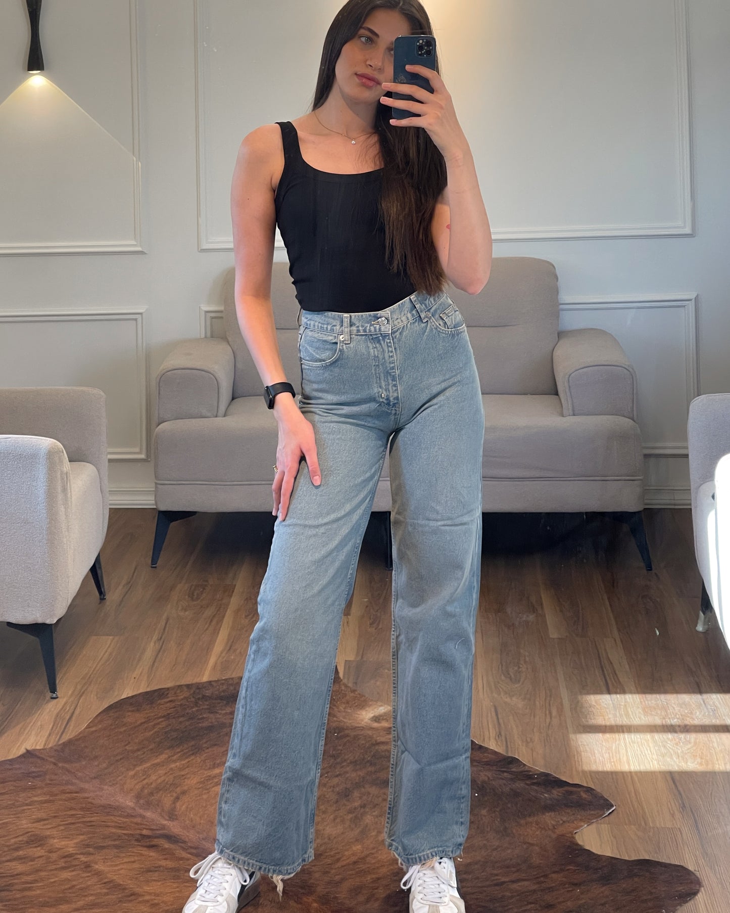 High Rise Straight Leg Light Wash Jeans | جينز بخصر عالٍ وقصّة مستقيمة بلون فاتح