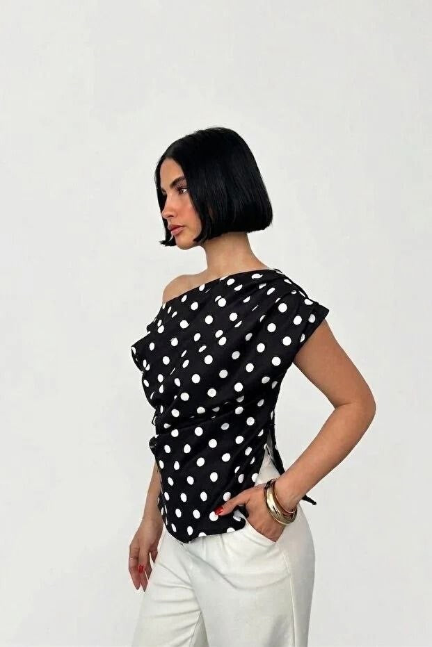 Off-shoulder black dotted blouse|بلوزة أوف شولدر سوداء منقطة