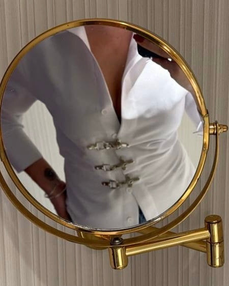 Elegant white Buckle Detail Fitted Shirt | قميص أبيض أنيق بقصة محددة وتفاصيل أبازيم معدنية