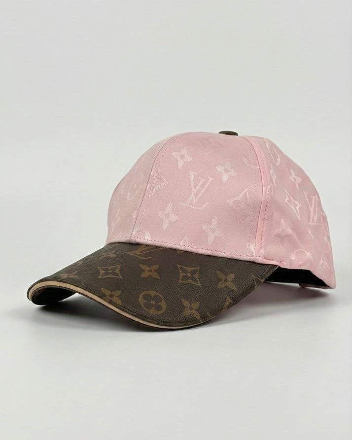 طاقية ماركة Louis Vuitton ابيض