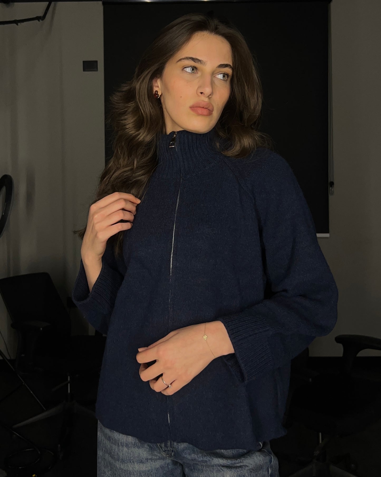 Navy Wool-Blend Zip-Up Cardigan with High Ribbed Collar | كارديغان صوف بسحاب بلون كحلي مع ياقة عالية مضلعة