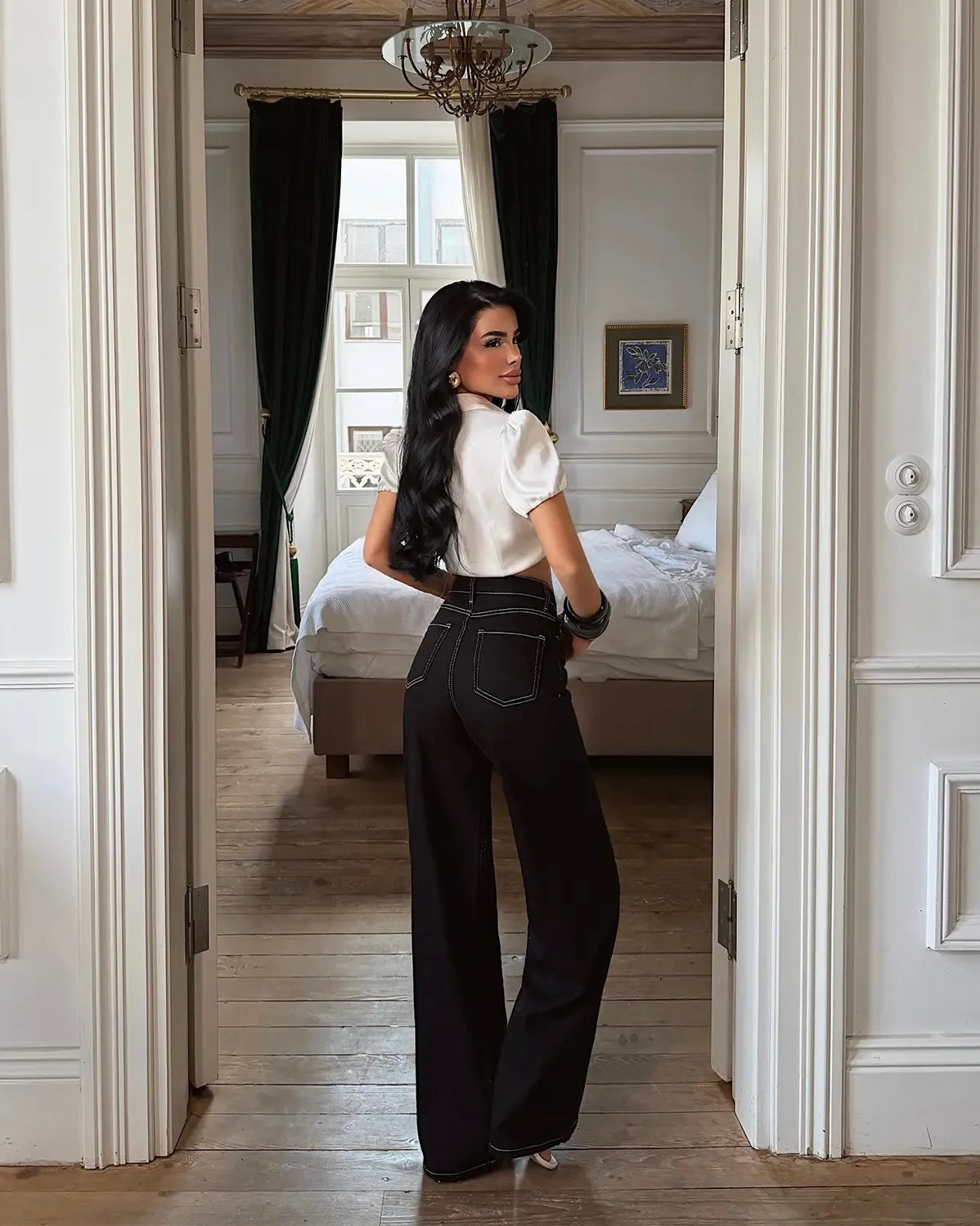 Black wide-leg pants | بنطلون أسود عريض