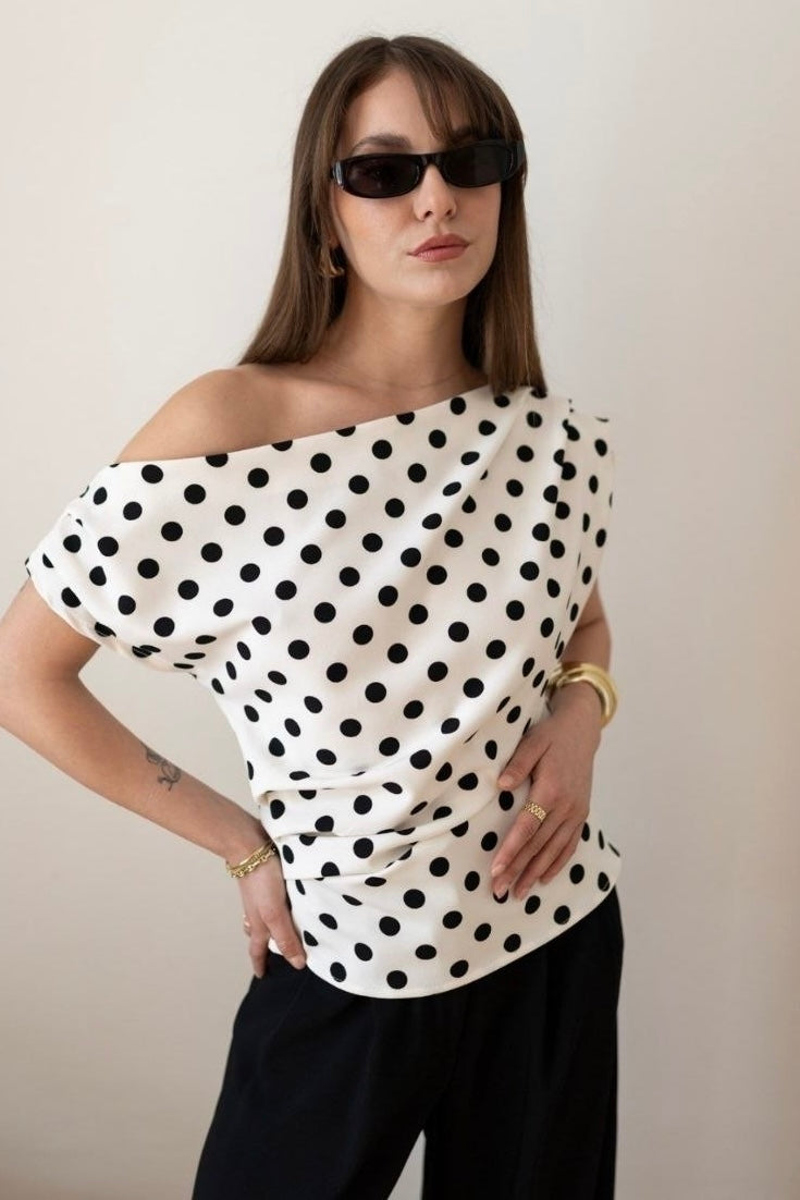 Polka dot off-shoulder blouse | بلوزة أوف شولدر منقطة