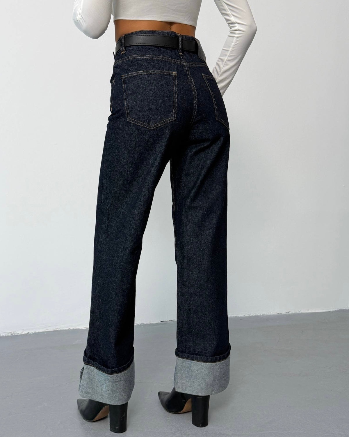 Dark Wash High-Waisted Cuffed Denim Jeans | جينز غامق بخصر عالي مع طيّة من الأسفل