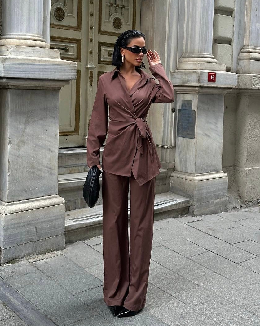 ‏Brown Wrap Blouse and Wide-Leg Pants Set | طقم بلوزة لفّ باللون البني مع بنطال واسع