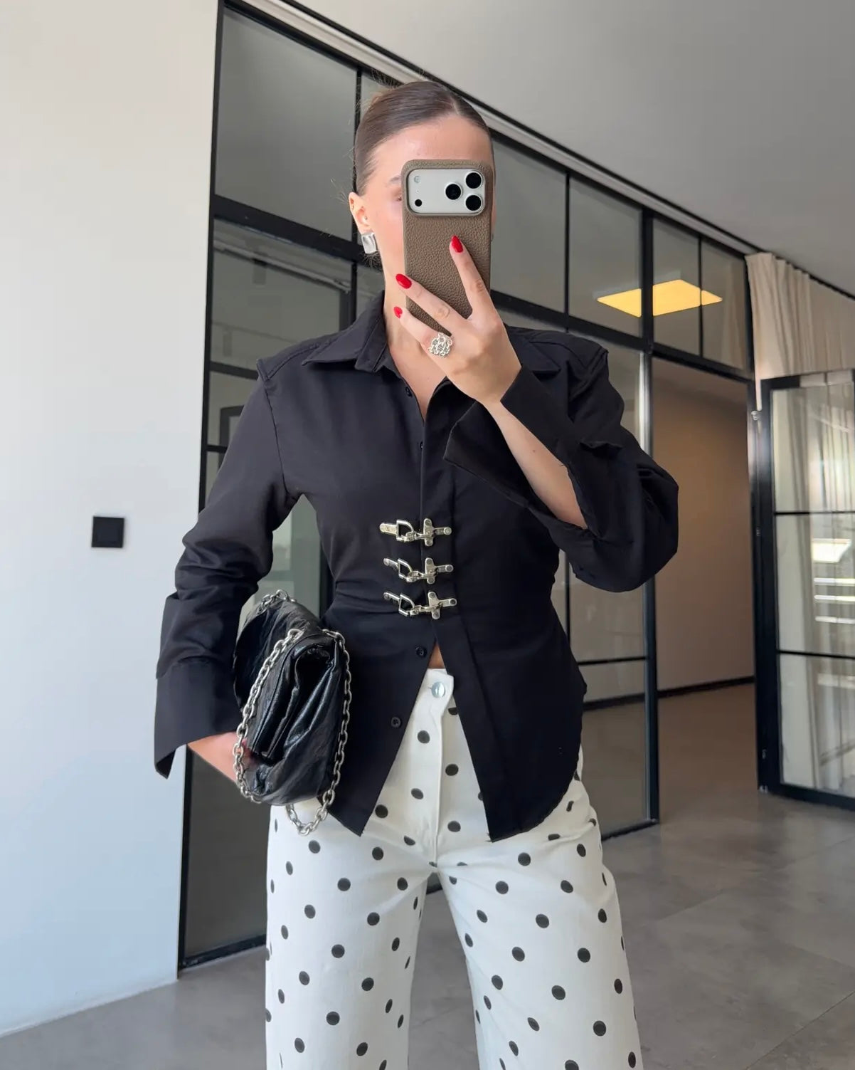 Elegant Black Buckle Detail Fitted Shirt | قميص أسود أنيق بقصة محددة وتفاصيل أبازيم معدنية