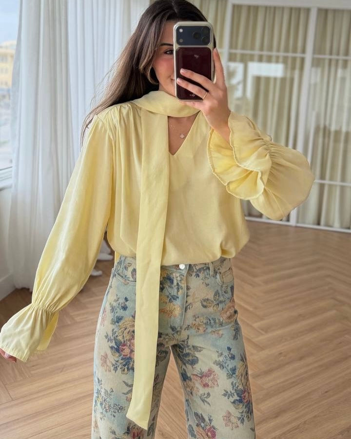 ‏Soft elegant Tie-Neck Blouse in Pastel Yellow | بلوزة أنيقة بربطة عنق بلون أصفر باستيل
