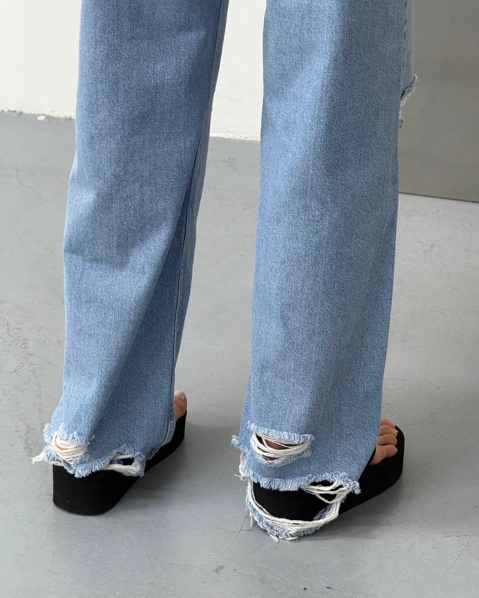 Light Wash High-Waist Drawstring Distressed Wide-Leg Jeans | جينز أزرق فاتح بخصر عالي وربطة خصر ممزق عند الركبة