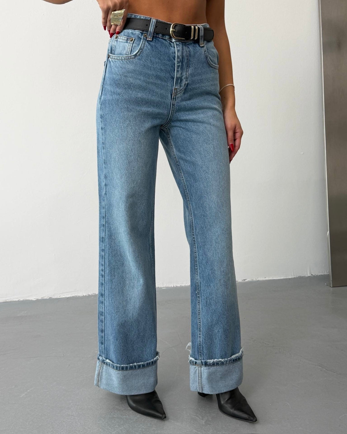 Medium Wash High-Waisted Cuffed Denim Jeans | جينز بخصر عالي مع طيّة من الأسفل