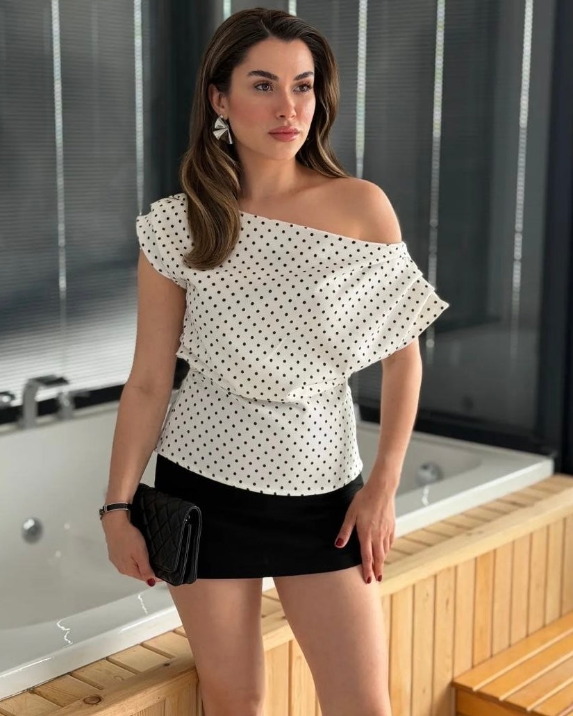 Polka dot off-shoulder blouse | بلوزة أوف شولدر منقطة