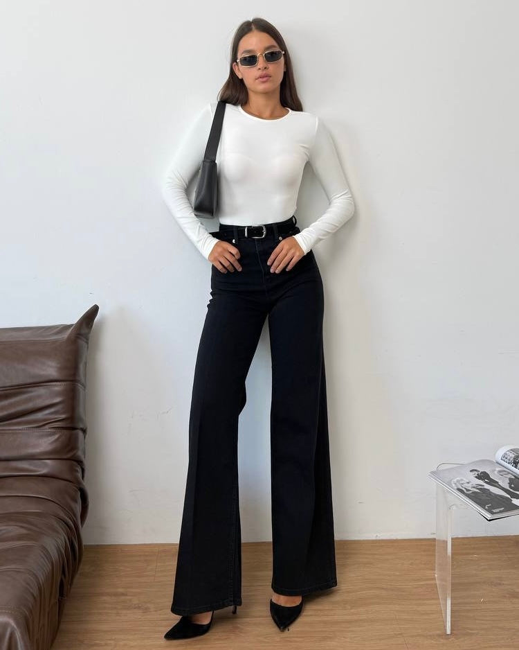 High-Waisted Wide-Leg Denim Jeans with Black Suede Belt | جينز بخصر عالي وقصة واسعة مع حزام سويد