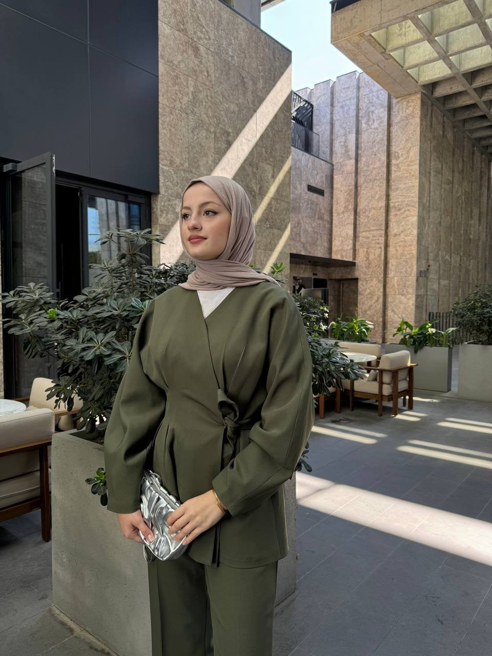 Olive Green Fitted Set With a Side Tie | طقم زيتي انيق بارز للخصر مع ربطة جانبية