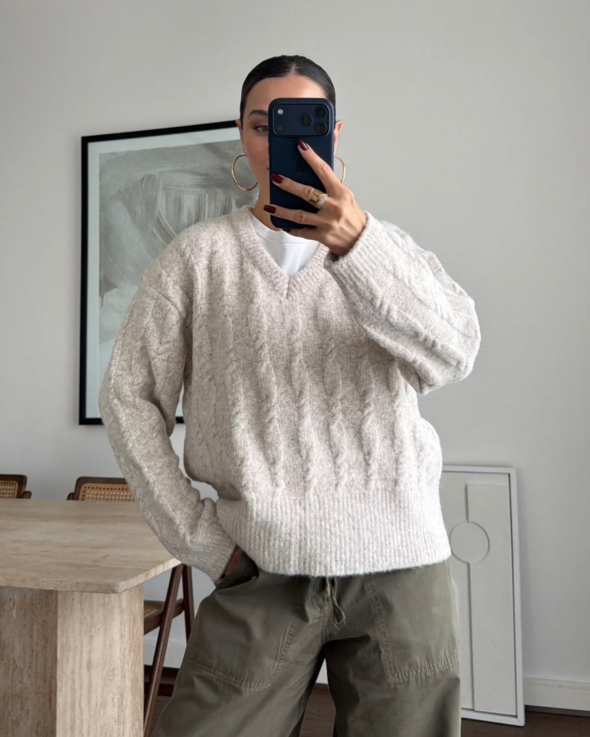 Cream Cable Knit Sweater with V-Neck & Ribbed Hem | بلوزة كريمي محبوكة بنقشة ضفائر وياقة ڤي