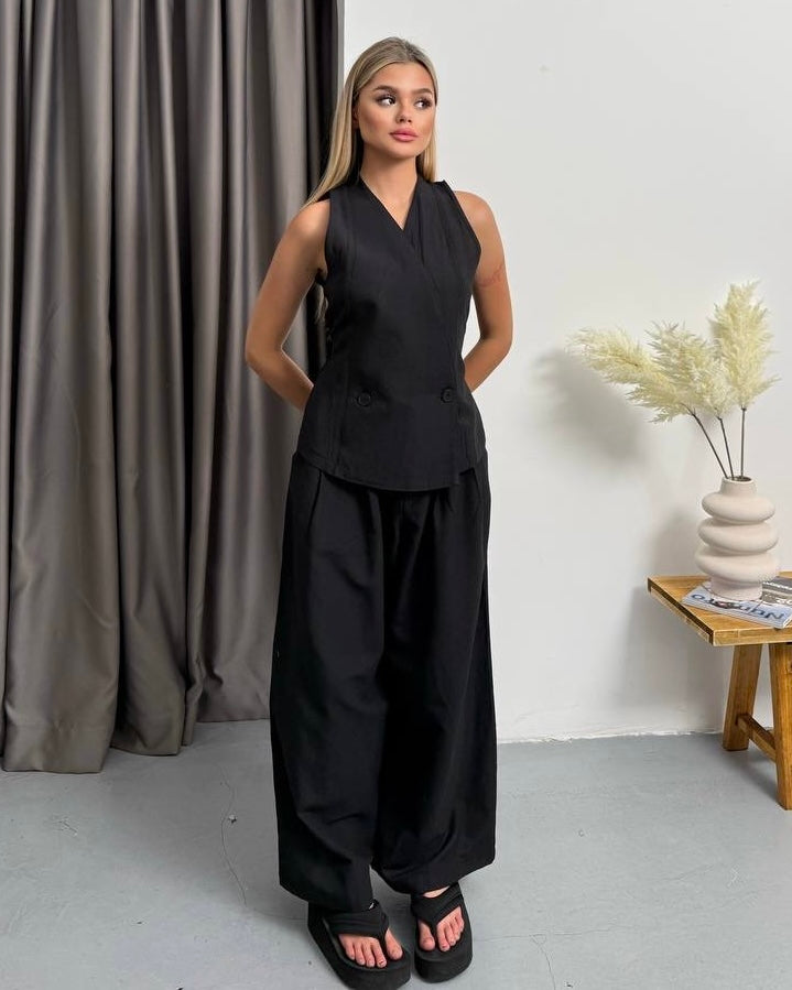 Black Sleeveless Two-Piece Set | طقم قطعتين اسود بدون أكمام