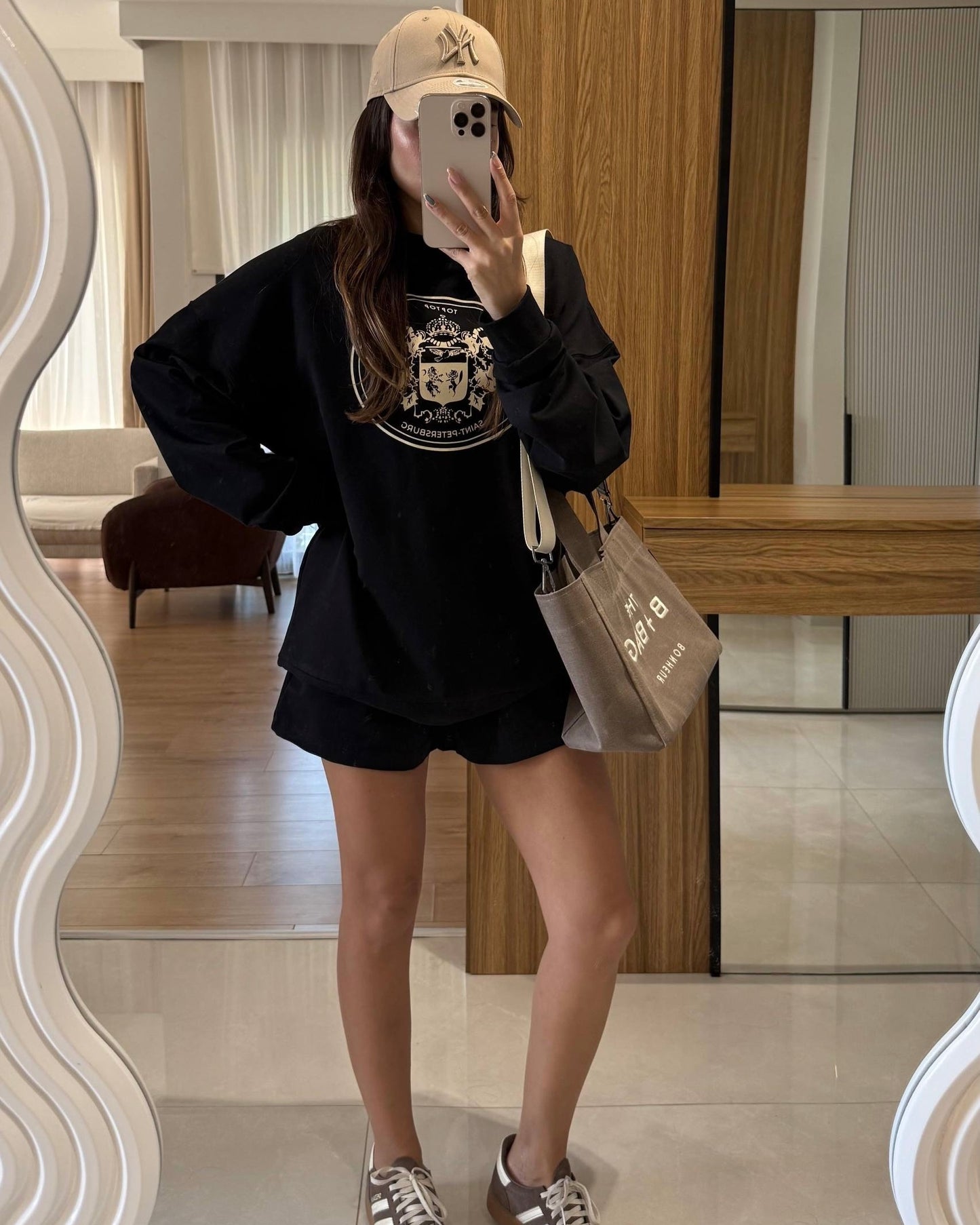 Oversized Black Graphic Sweatshirt | سويت شيرت اسود أوفر سايز بطبعة جرافيك