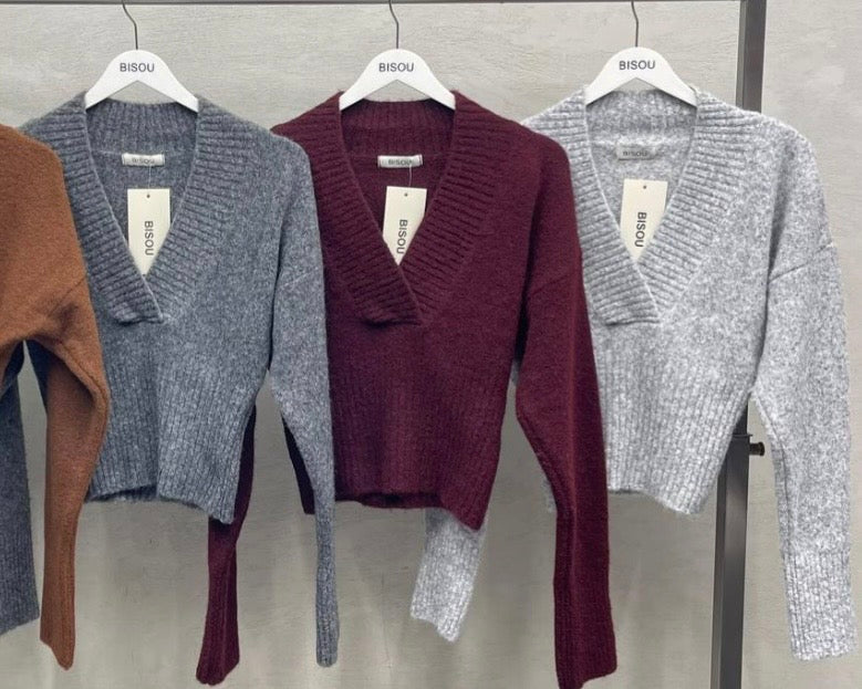 Light Gray Ribbed Knit Sweater with Wide V-Neck & Long Sleeves | بلوزة محبوكة باللون الرمادي الفاتح بياقة ڤي وأكمام طويلة