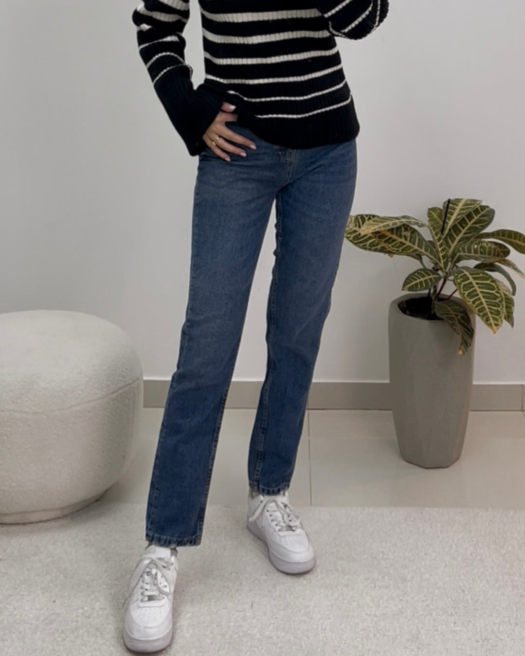 High-Waisted Slim Straight Jeans | جينز خصر عالي بقصة مستقيمة ضيّقة