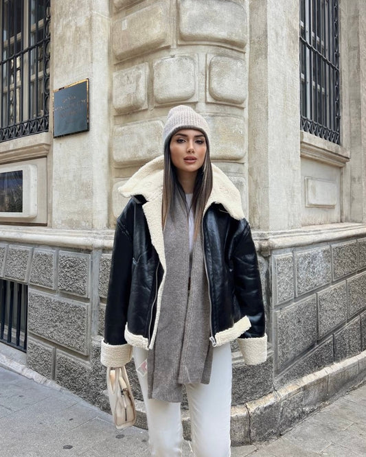 جاكيت جلد اسود مبطن بلون البيج