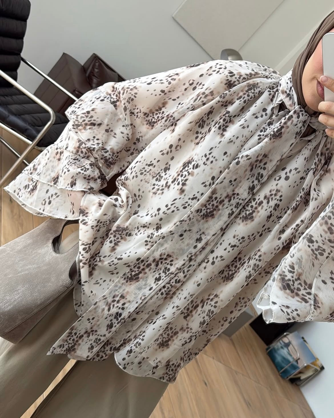 Animal Print Bow-Tie Blouse | بلوزة بطبعة جلد الفهد مع ربطة عنق v