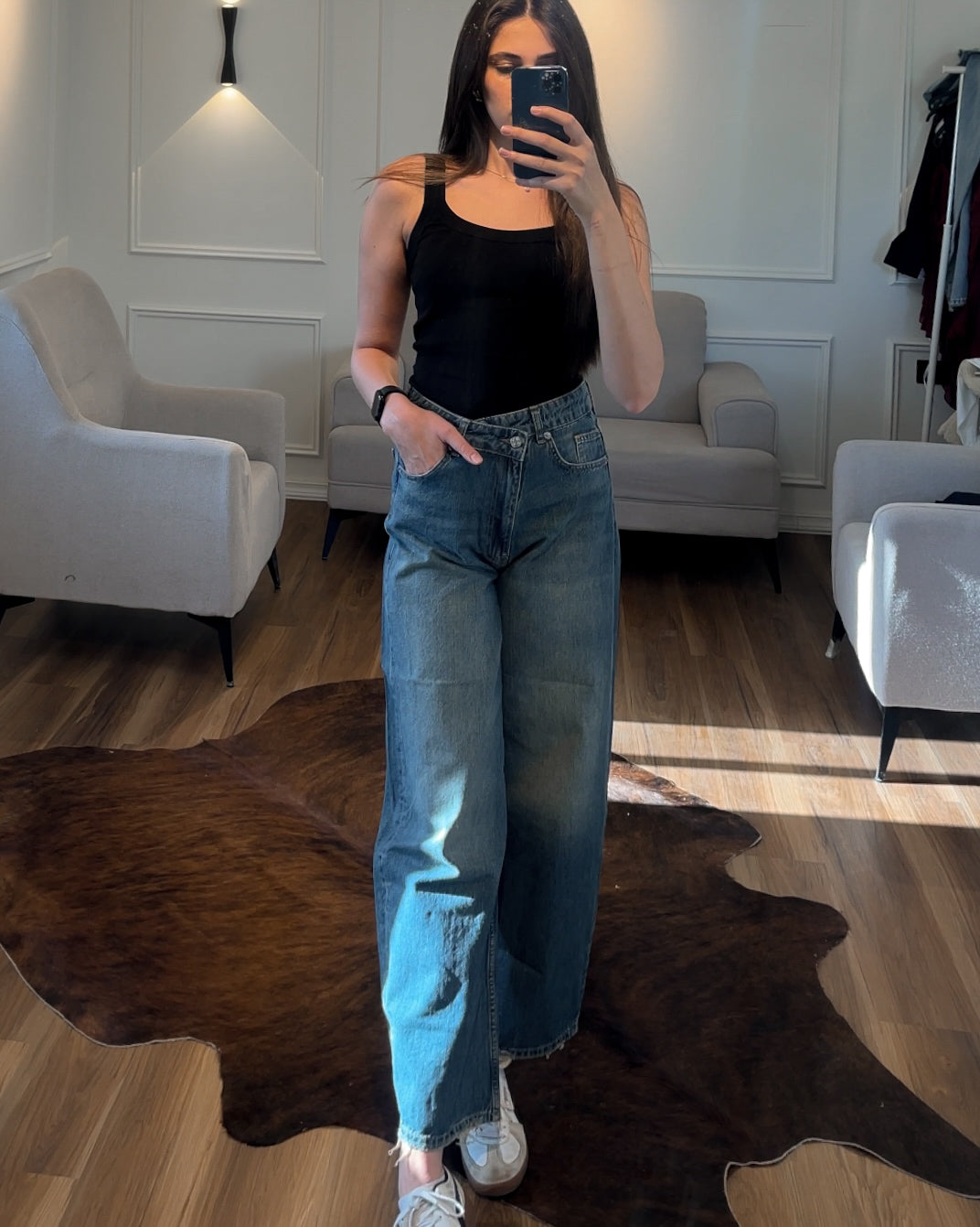 Asymmetrical Retro High-Rise Denim Jeans | جينز دنيم بخصرٍ عالٍ بتصميم غير متماثل
