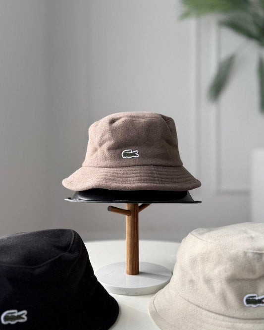 طاقيه شتوية Lacoste باللون الكاكي