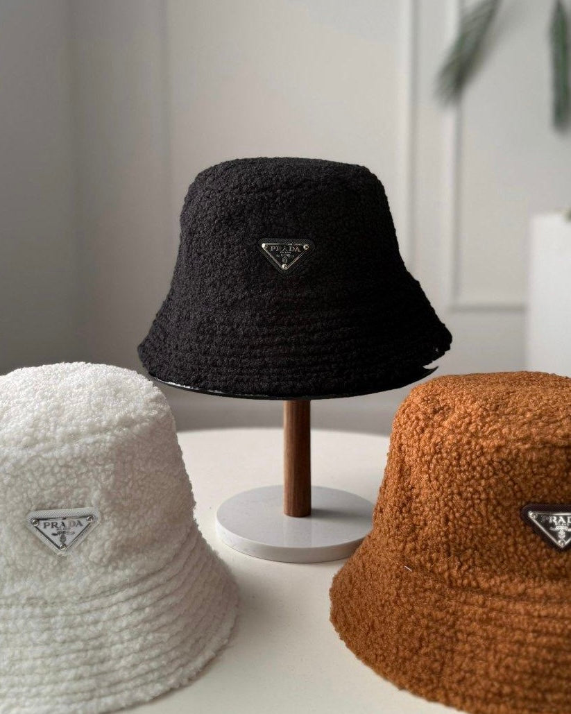 طاقيه شتوي Prada باللون الابيض