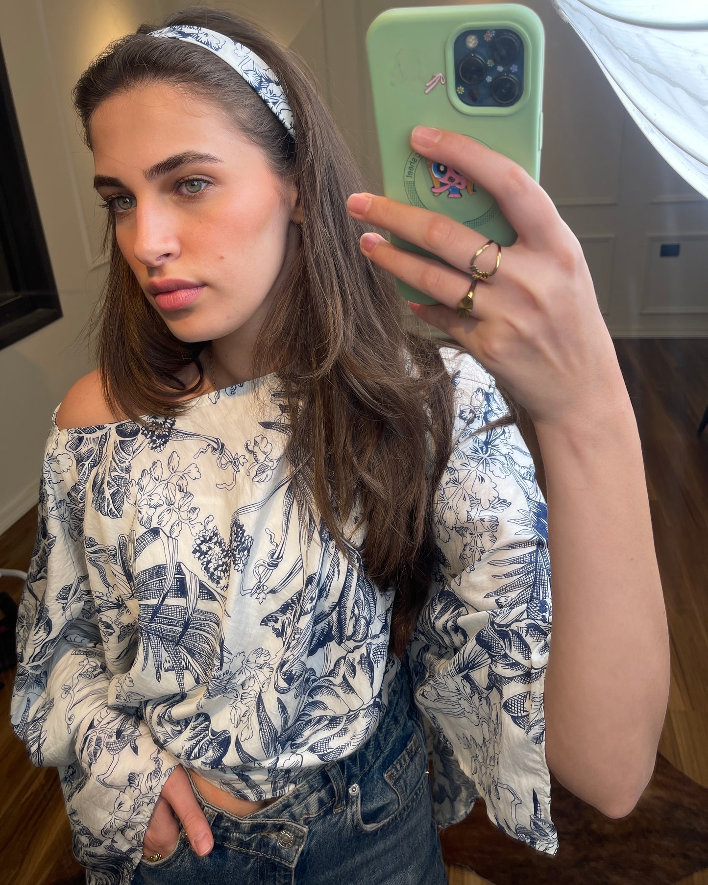 Elegant Floral Print Cut-Out Blouse | بلوزة أنيقة بنقشة ورود وقصّة كتف مكشوفة