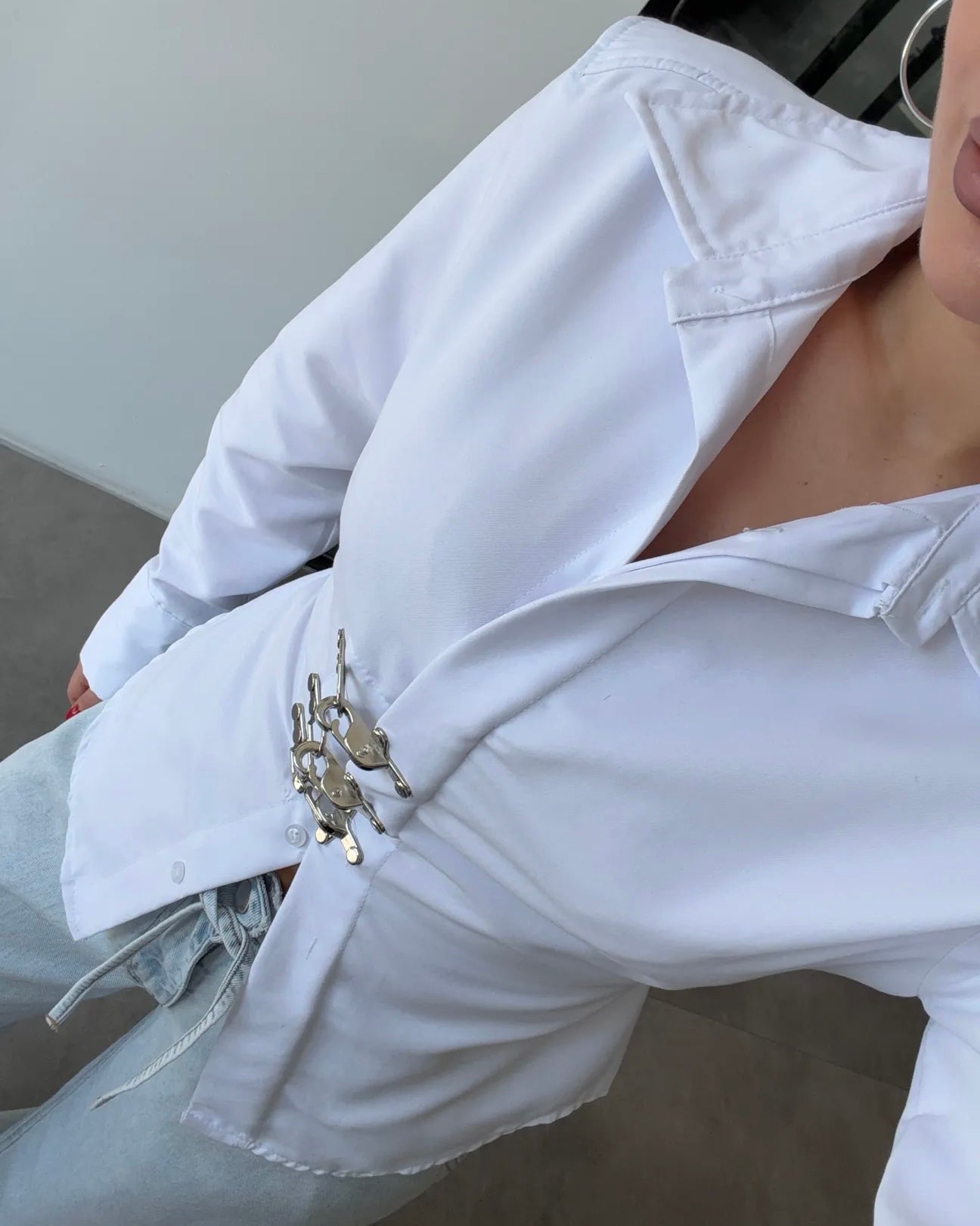 Elegant white Buckle Detail Fitted Shirt | قميص أبيض أنيق بقصة محددة وتفاصيل أبازيم معدنية