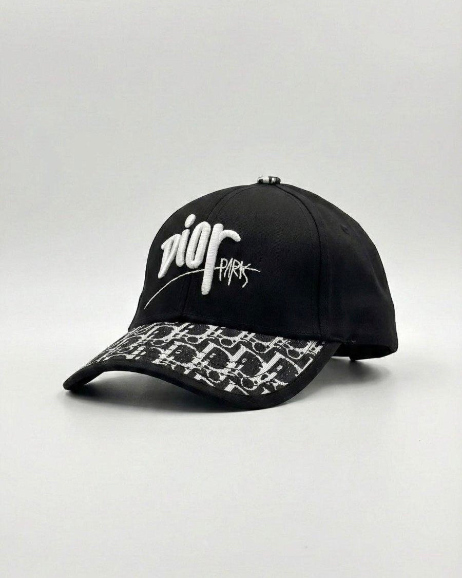 طاقية ماركة Dior