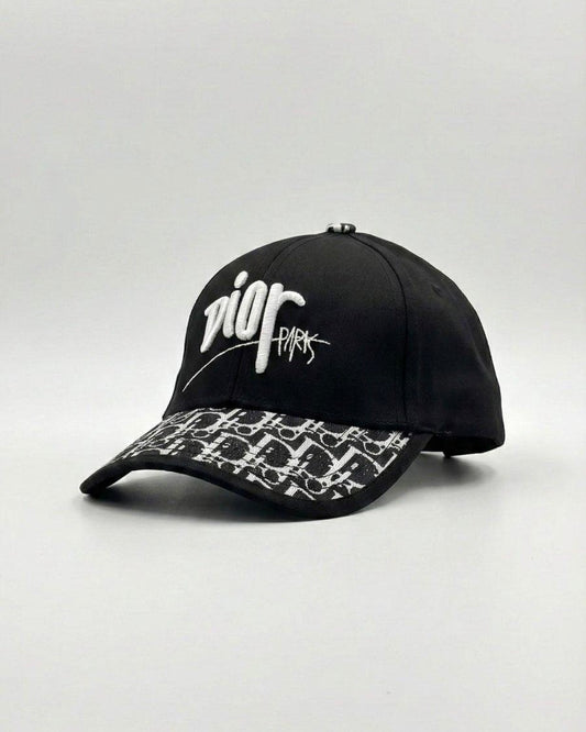 طاقية ماركة Dior