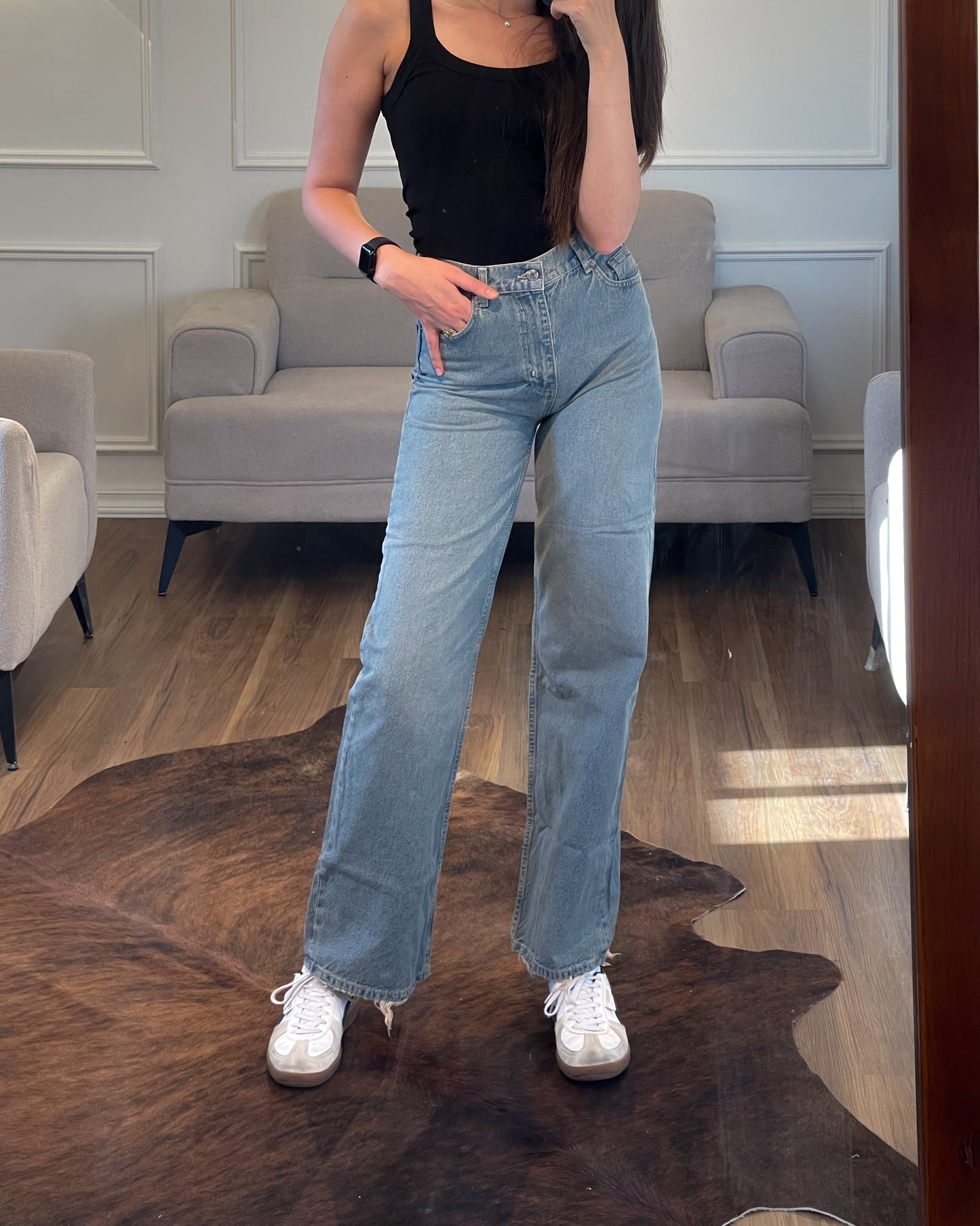 High Rise Straight Leg Light Wash Jeans | جينز بخصر عالٍ وقصّة مستقيمة بلون فاتح