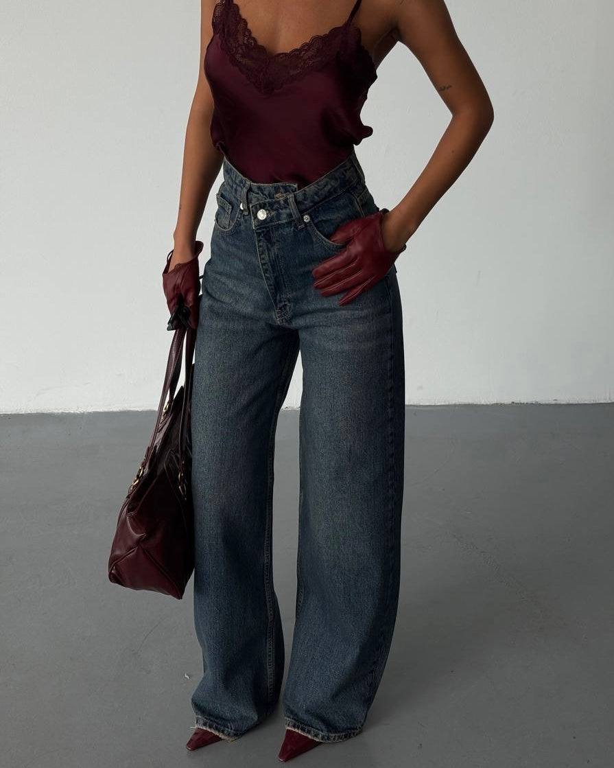 Asymmetrical Retro High-Rise Denim Jeans | جينز دنيم بخصرٍ عالٍ بتصميم غير متماثل