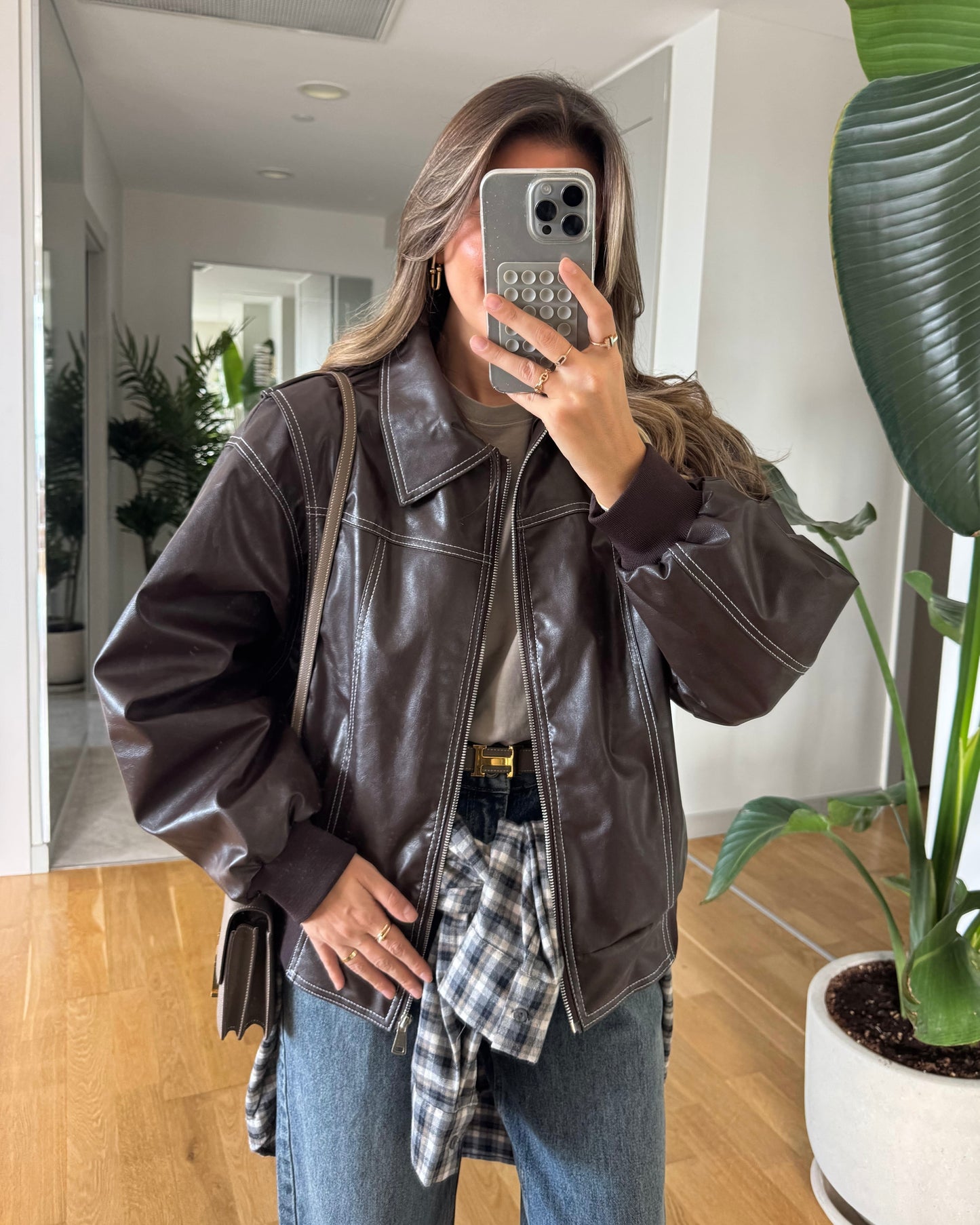 ‏Timeless Brown Leather Bomber Jacket | ‏جاكيت بومبر من الجلد باللون البني الكلاسيكي